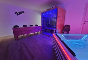 L Appart Spa, Jacuzzi & Sauna has rooms with a private hot tub