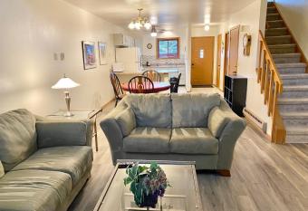 Dells Getaway At Tamarack & Mirror Lake Resort has rooms with a private hot tub