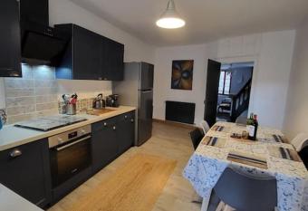 Lovingly renovated 3 bedroom townhouse has Balcony rooms