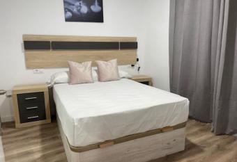 Apartamento Torre del Castillo allows 18 year olds to book a room