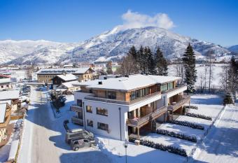 Ski & Golf Suites Zell am See by Alpin Rentals has Balcony rooms