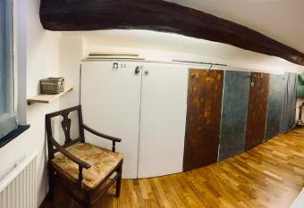 Pinelli House has rooms with a private hot tub