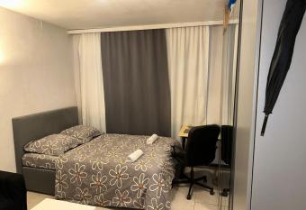 Sch  nes Zimmer in Bahnhofsn  he in einer Wohnung mit gro  er Terrasse has Balcony rooms