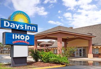 Days Inn by Wyndham St. Augustine I-95/Outlet Mall has Smoking rooms