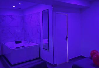 Lov   SPA 2 allows 18 year olds to book a room