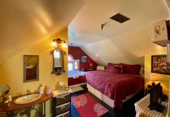 Penny Farthing Inn has Balcony rooms