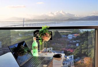 Interact China Fine Condo - Shenzhen Bay has Balcony rooms