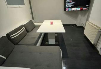 Authenticit   au c  ur de la ville has rooms with a private hot tub