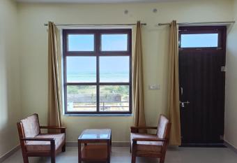 Chitra Niwas Palighat has rooms with a private hot tub