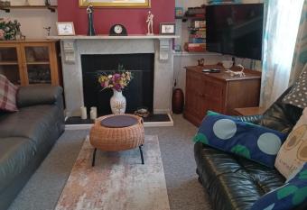 Cheerful 3-bedroom townhouse with free parking on site allows 18 year olds to book a room