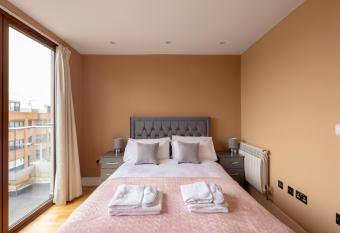 Charming One-Bedroom Retreat in Kingston KT2, London has Balcony rooms