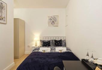 Rofennie Suite -Luxury ensuite room! allows 18 year olds to book a room