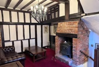 Characterful house in Hertford - near London allows 18 year olds to book a room