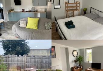 Le petite maison de la Motte has Balcony rooms