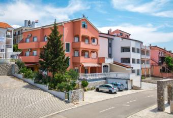 Apartments Mikanovi   has Balcony rooms