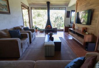 WolfsHaus: Sossego junto a natureza a 30km de Ctba has Balcony rooms