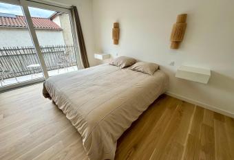 Studio avec balcon,cuisine   quip  e, douche, baignoire,wc et bureau has Balcony rooms