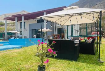 Casa de campo de estreno ! has rooms with a private hot tub