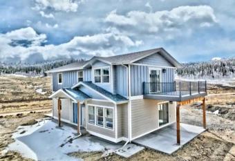 Cozy Modern Mountain View Cabin has Balcony rooms