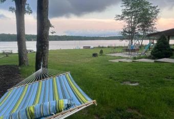 Hideaway - LakeHouse/spa/dock/ has rooms with a private hot tub