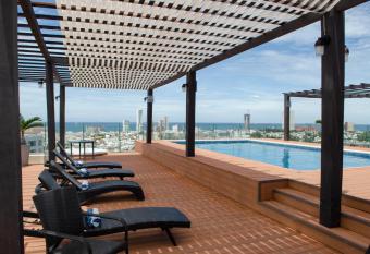Four Points by Sheraton Veracruz has rooms with a private hot tub