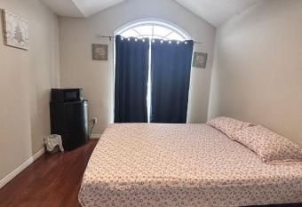Bright Queen Room close to Sheridan College and Airport has Balcony rooms