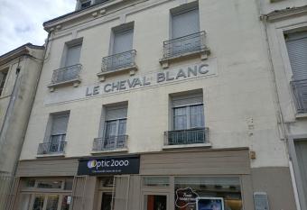 Le Cheval Blanc La Chartre sur le Loir allows 18 year olds to book a room