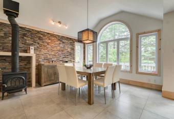 Le Chalet bleu sur le lac avec Jacuzzi has rooms with a private hot tub