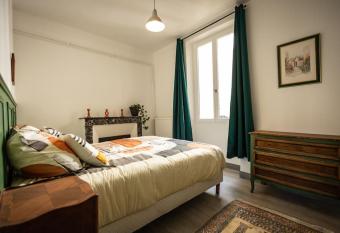 Le S  raucourt Appartement de Charme Plein Centre (2-4 pers) has Balcony rooms