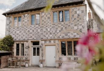 The Courtyard at Manor Estate near Stonehenge has Balcony rooms
