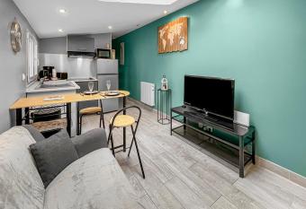 Havre de Paix Suburbain    Argenteuil has Balcony rooms