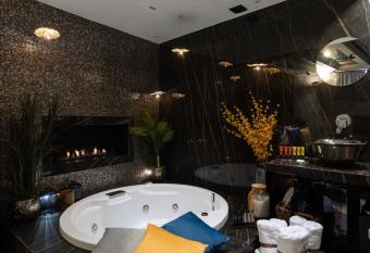 La Vita e Bella VII has rooms with a private hot tub