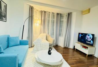 Cozy Southampton apt with free parking has rooms with a private hot tub