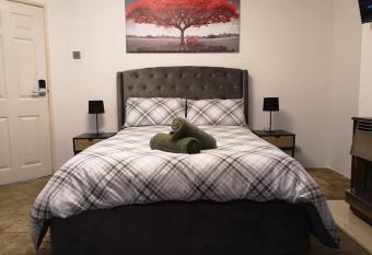 MossBank House Luton Airport allows 18 year olds to book a room