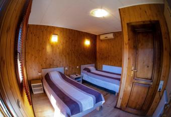 PENSIUNEA ETAP has rooms with a private hot tub