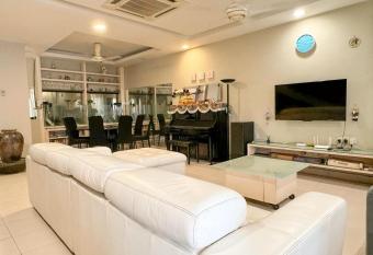 Homestay in Bukit Tinggi 3 Klang has rooms with a private hot tub