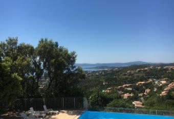 joli 2 pieces vue mer , piscine proche ste Maxime r  sidence BELLEVUE has Balcony rooms