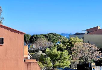 Studio en bord de mer has Balcony rooms