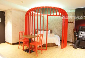 Colors Infinity Inn has rooms with a private hot tub