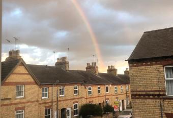 Stamford - Entire flat allows 18 year olds to book a room