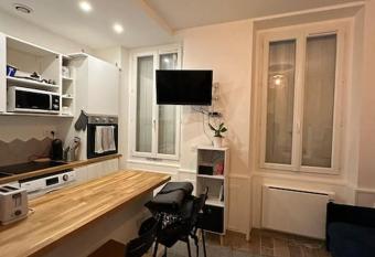 Moderne charmant studio 10 min de Paris centre allows 18 year olds to book a room