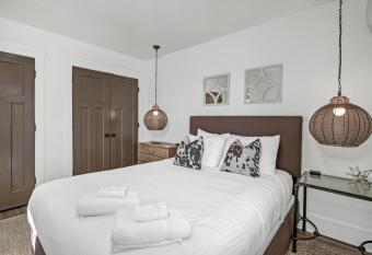 Downtown Cottage - Zen Garden allows 18 year olds to book a room