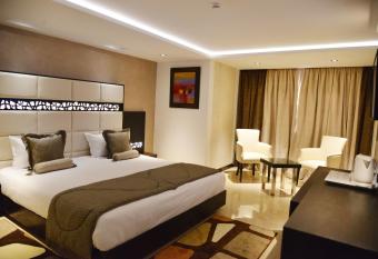 Samarons Hotels has rooms with a private hot tub