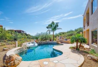 Fountain Vista - Stunning Yards & Views! has rooms with a private hot tub