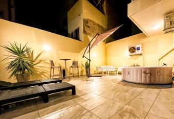 Sliema Jacuzzi Flat has rooms with a private hot tub