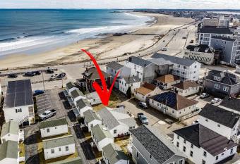 Hampton Beach Seaside Villa Unit 1 has Balcony rooms