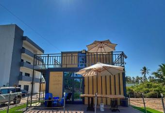 Yellow house 6 minutos de playa allows 18 year olds to book a room