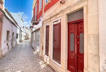 CASA NOAVA allows 18 year olds to book a room