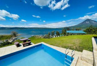 Love House Arenal-Volcano & Lake views allows 18 year olds to book a room
