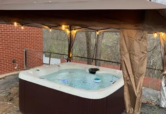 Cliffside In Asheville has rooms with a private hot tub